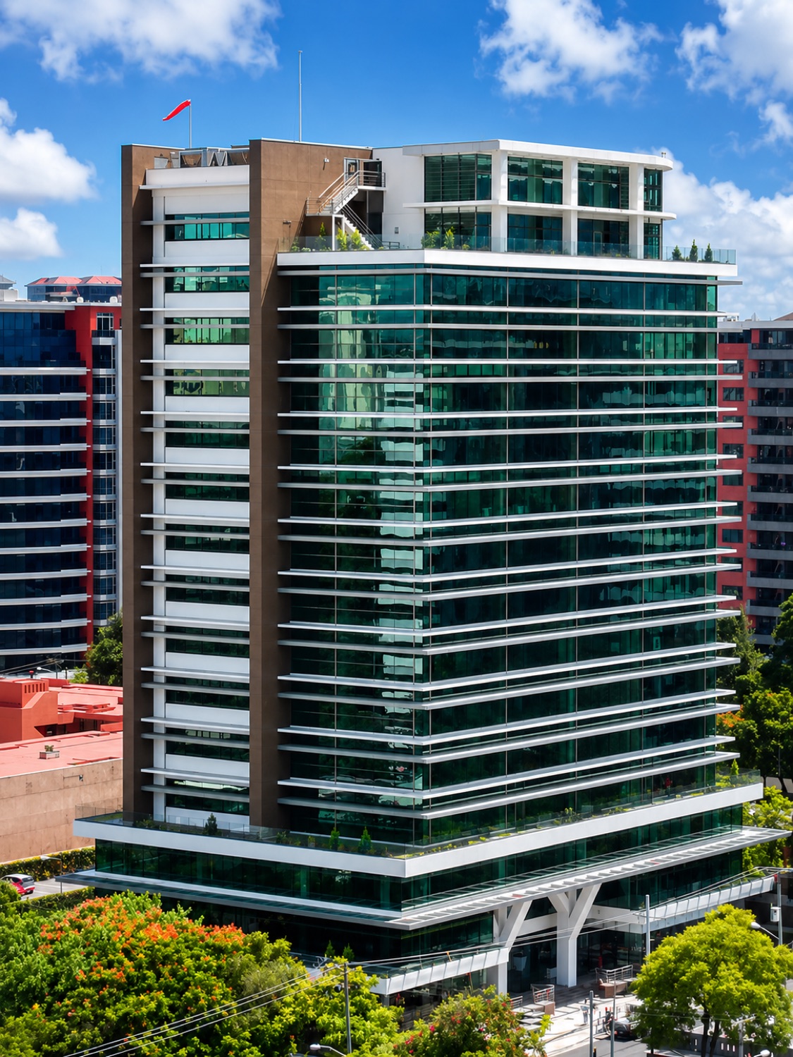 Edificio Pialé en Zona 10, Ciudad de Guatemala — torre premium de oficinas con fachada de vidrio verde y helipuerto en la azotea, sede de Asesoria Global oficina 1106